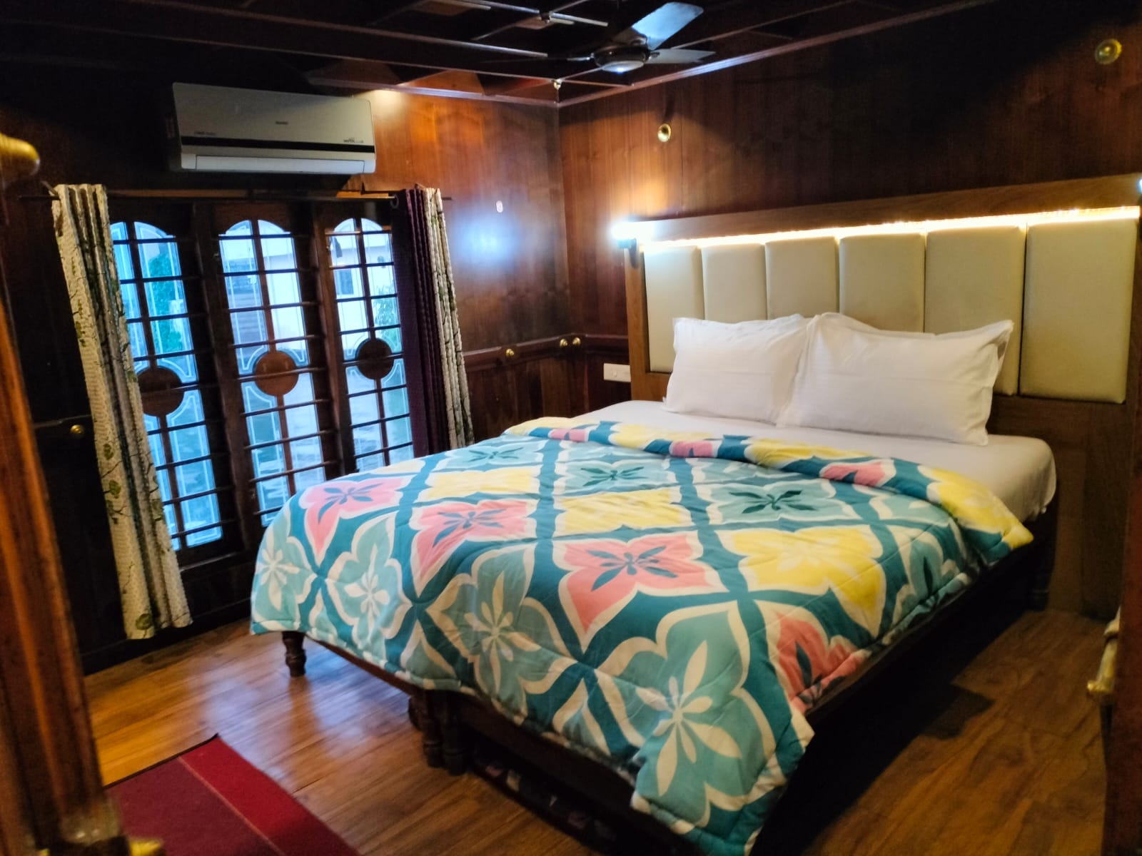 Premium 1 bed Houseboat