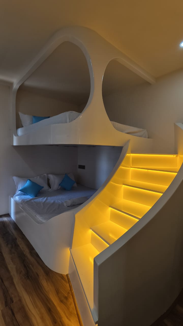 Luxury 7 bed Houseboat