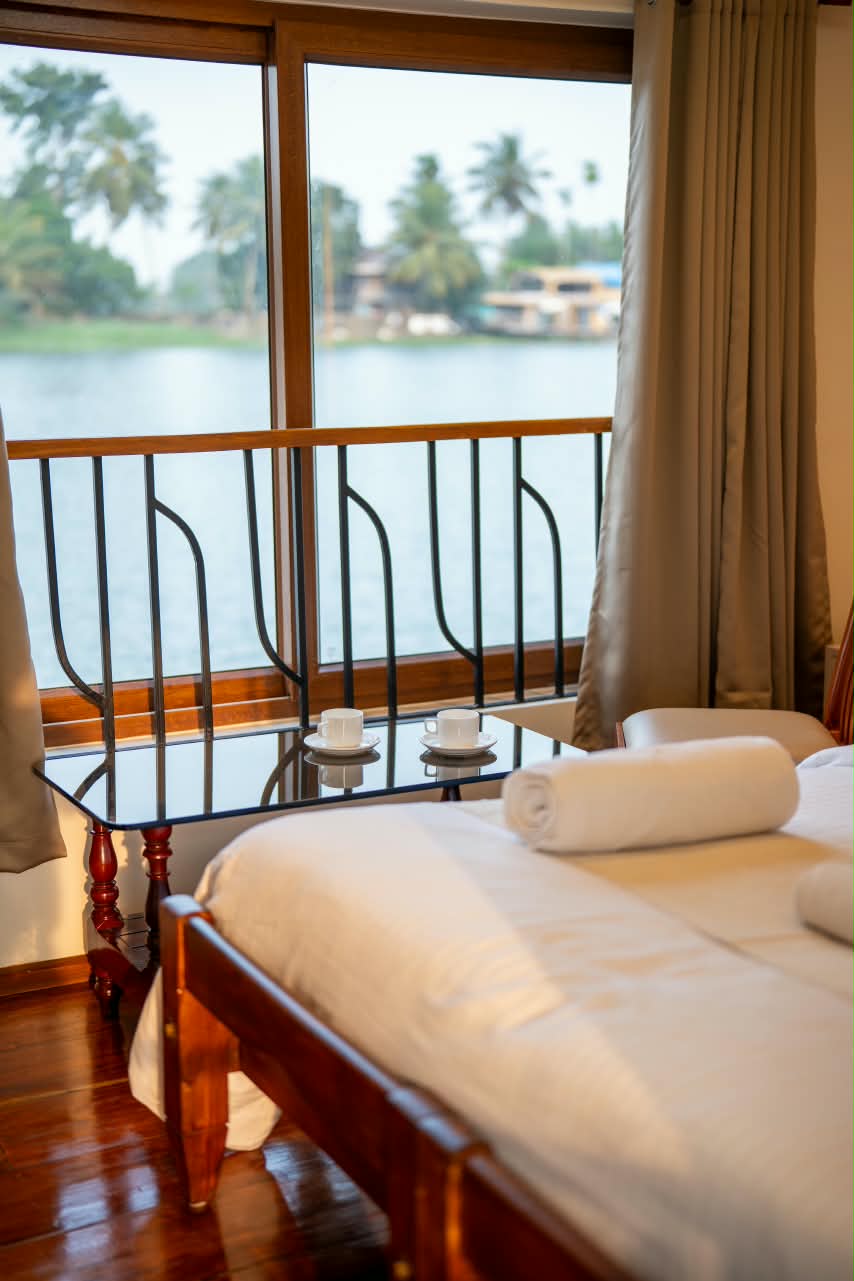 Luxury 1 bed houseboat