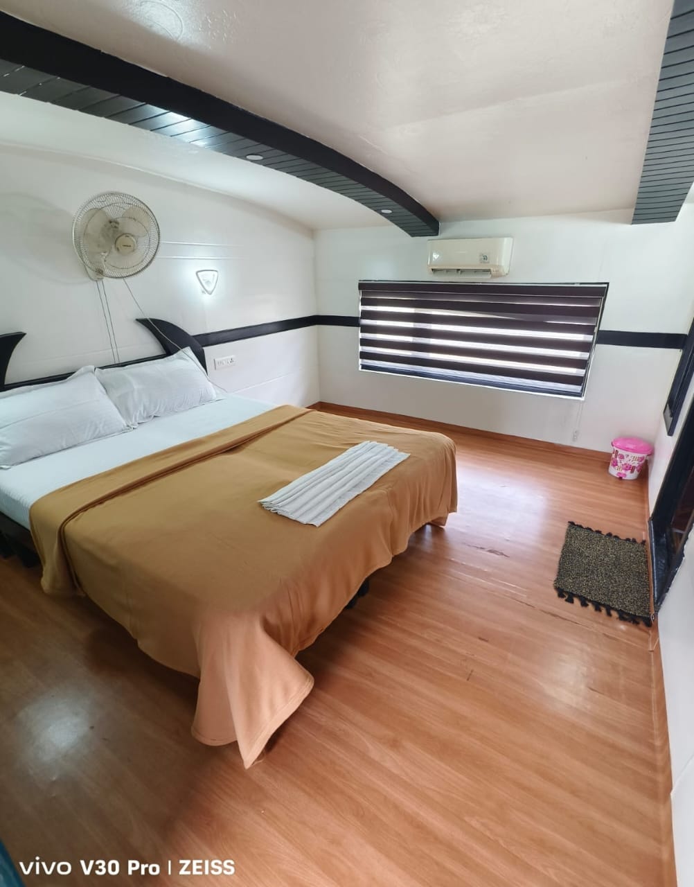 Premium 5 bed Houseboat