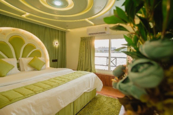 Luxury 2 bed houseboat