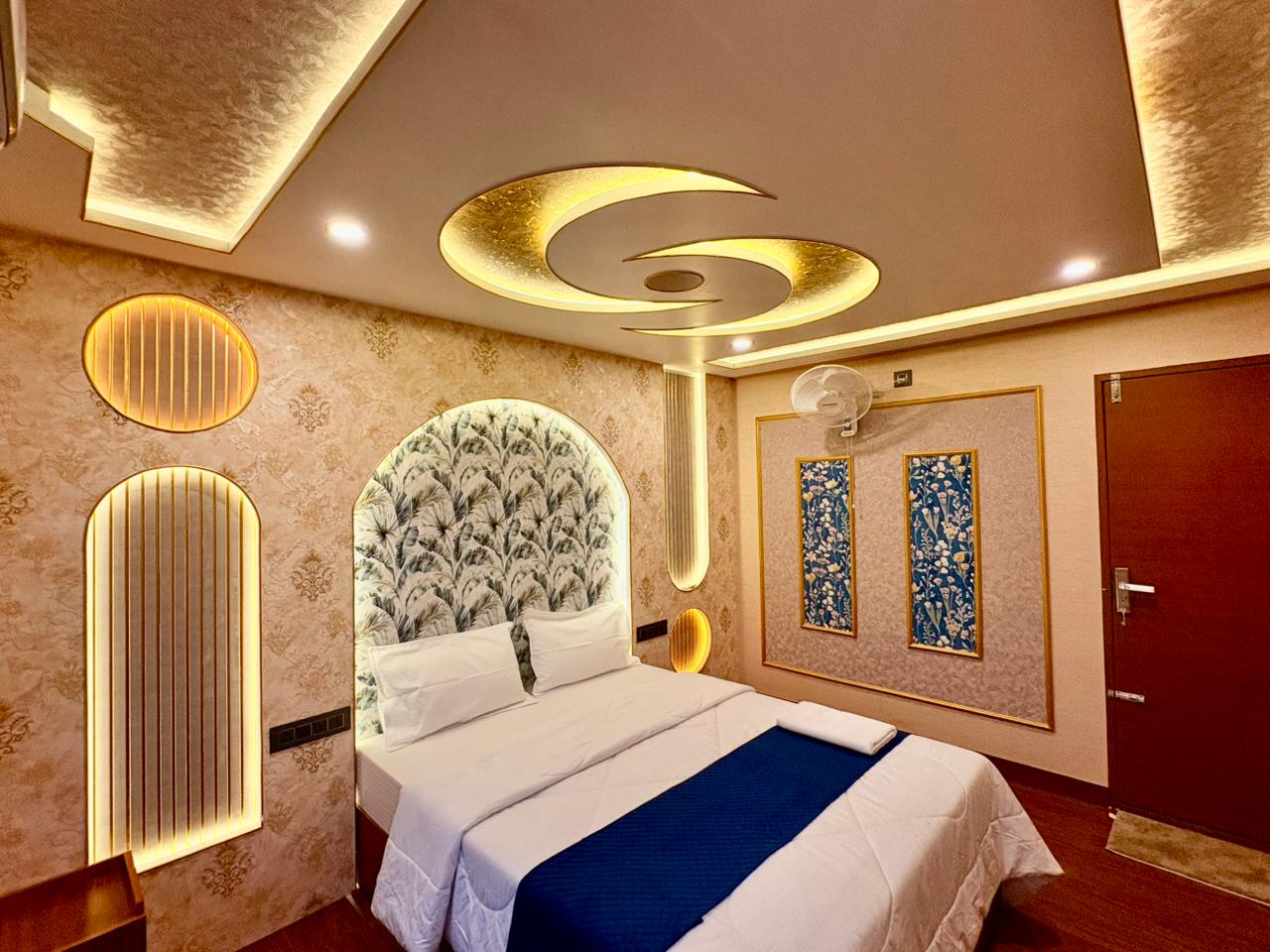 Semi-Luxury 6 bed Houseboat