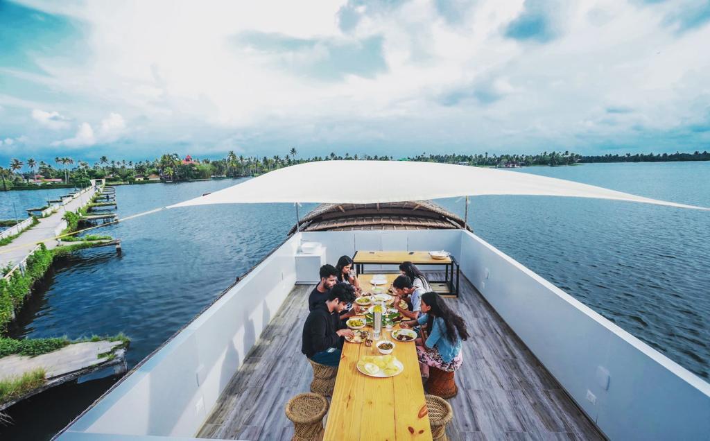 Traditional Luxury 5 bed houseboat