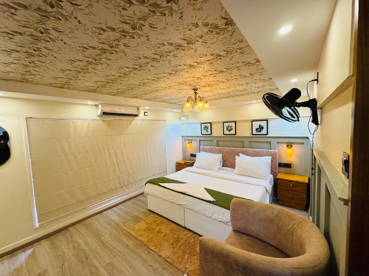 Semi Luxury 1 bed Houseboat