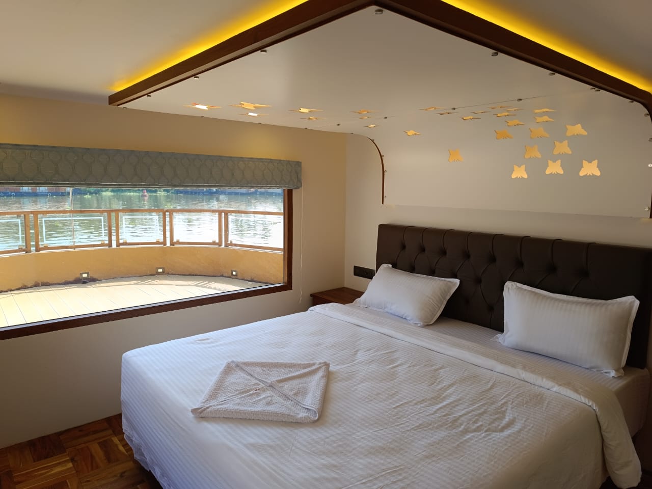 Luxury 4 bed Houseboat
